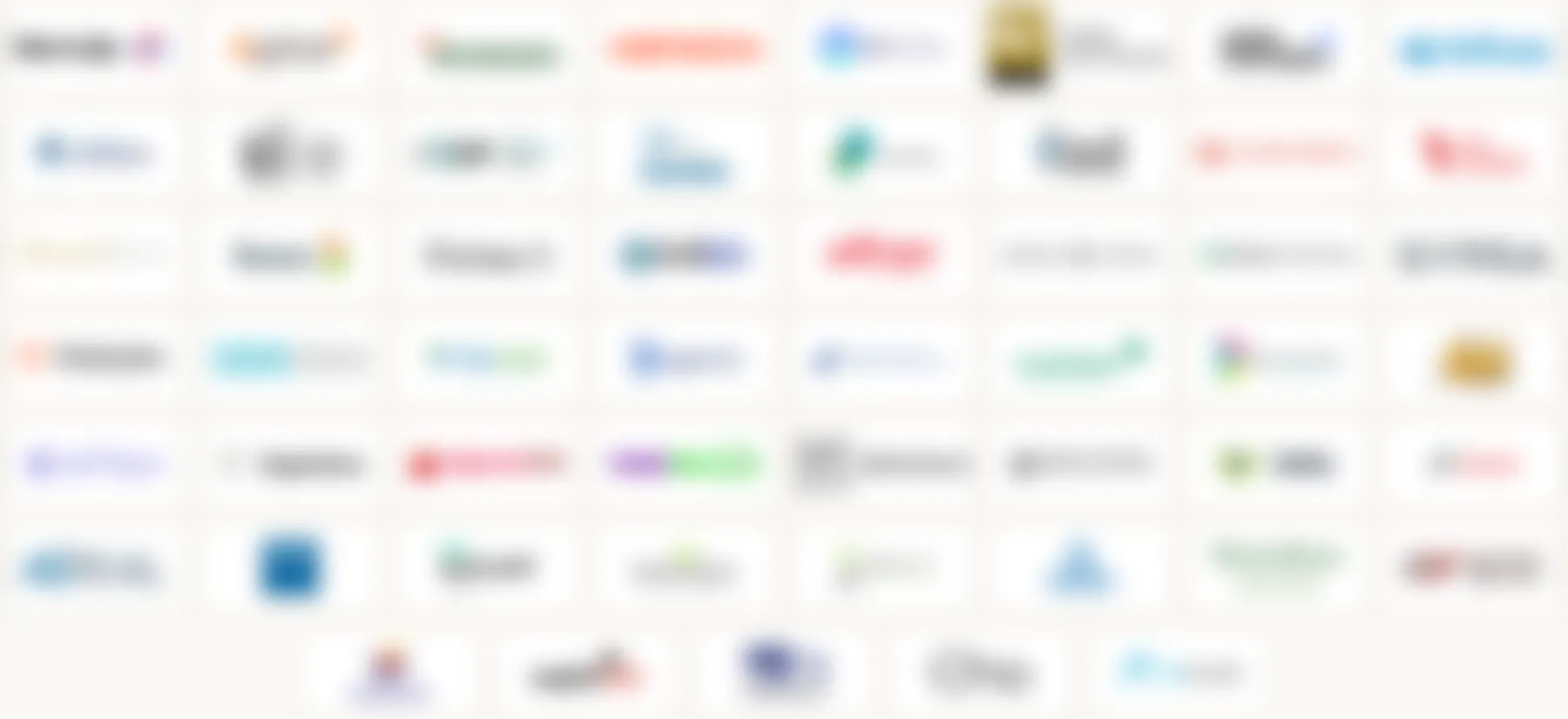 Mosaico desenfocado con más de cincuenta logotipos de empresas y organizaciones con las que ha trabajado Alejandro Freire